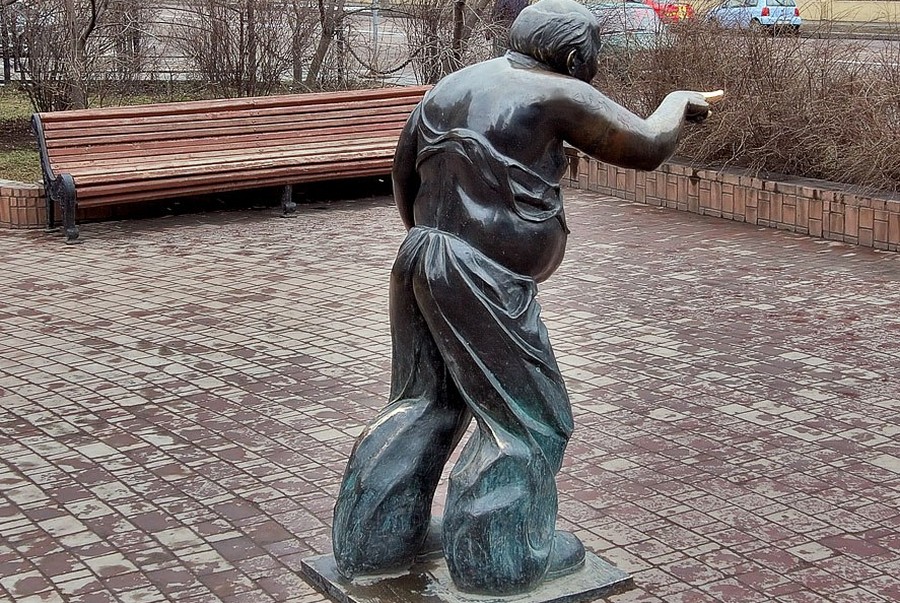 Памятник доценту в москве фото