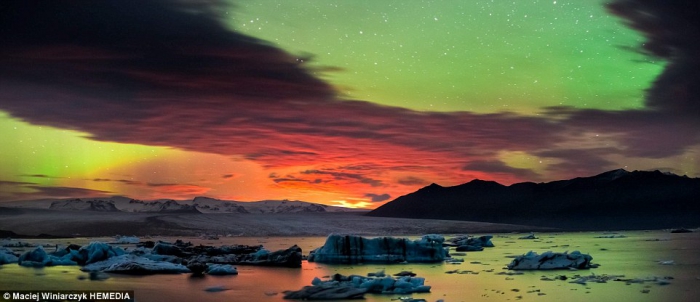 северное сияние над небом Исландии