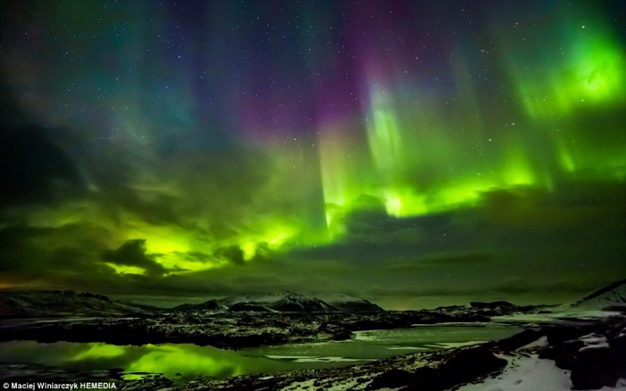 северное сияние над небом Исландии