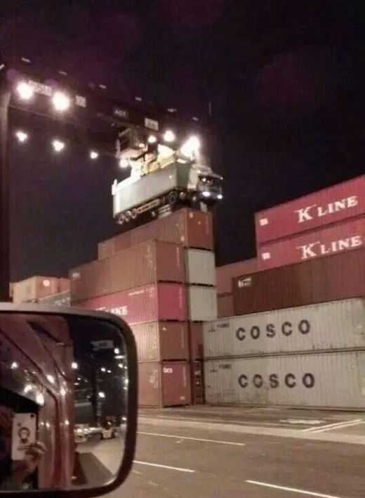 водитель тягача забыл отцепить контейнер