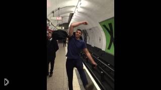 Парни устроили турнир по пинг-понгу в метро Лондона