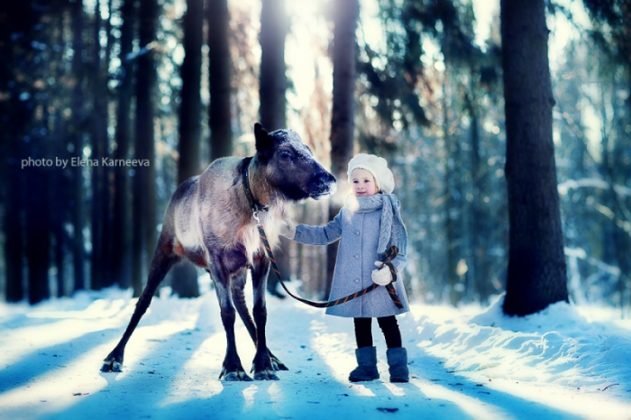 Очаровательные дети и животные в лесу