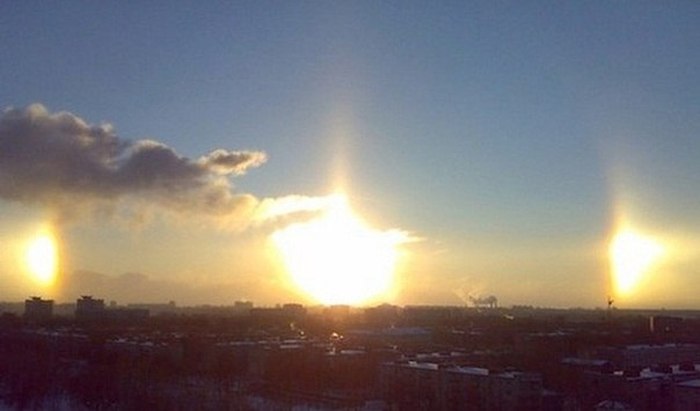 Красивое атмосферное явление над небом Челябинска