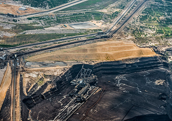 Огромная угольная шахта в Германии