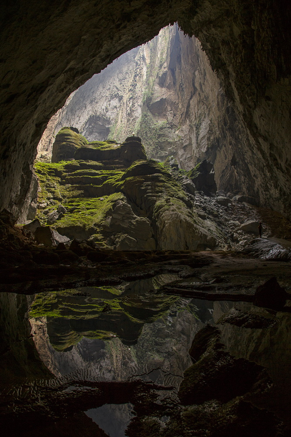 Внутри самой большой пещеры в мире