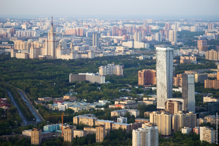 Московские руферы покорили самое высокое здание в Европе. Московские руферы покорили самое высокое здание в Европе.