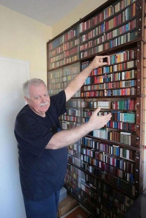 Коллекция самых миниатюрных книг в мире