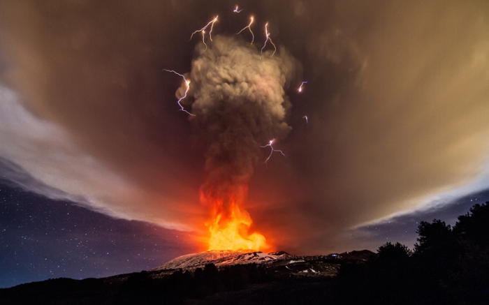 Извержение вулкана Этна в Сицилии