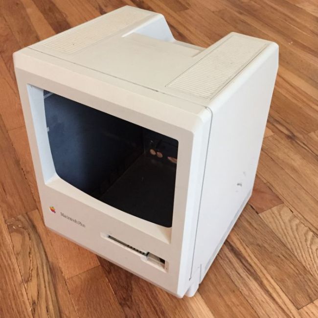 Мусорная урна из старого компьютера Apple Macintosh