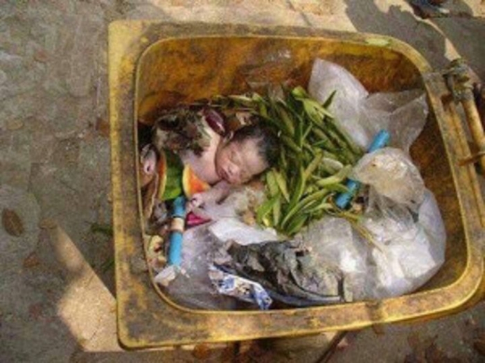 Бомж 8 лет воспитывает ребёнка, которого нашёл на мусорке