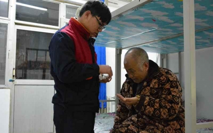 Китайский студент привез парализованного отца с собой в университет