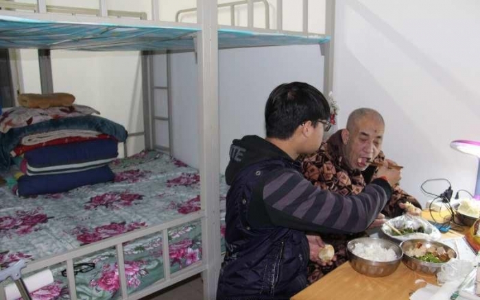 Китайский студент привез парализованного отца с собой в университет