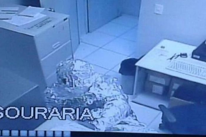 В Бразилии грабители обошли систему безопасности банка, обернувшись в фольг ...