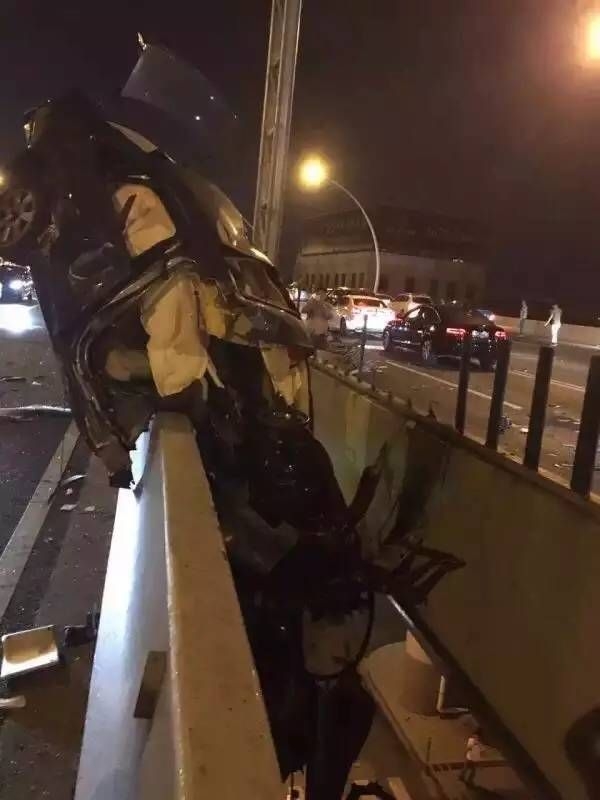 В Китае автомобилист-лихач попал в ДТП и повис на мосту