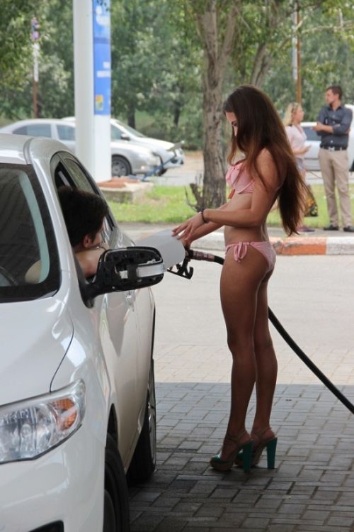 Самарская АЗС раздавала бесплатное топливо автоледи в купальниках