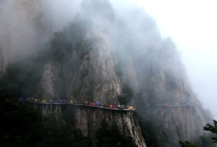 В Китае туристы разбили лагерь на высоте 1700 метров
