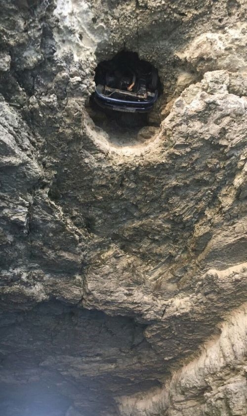 В Крыму автомобиль застрял в скале над морем