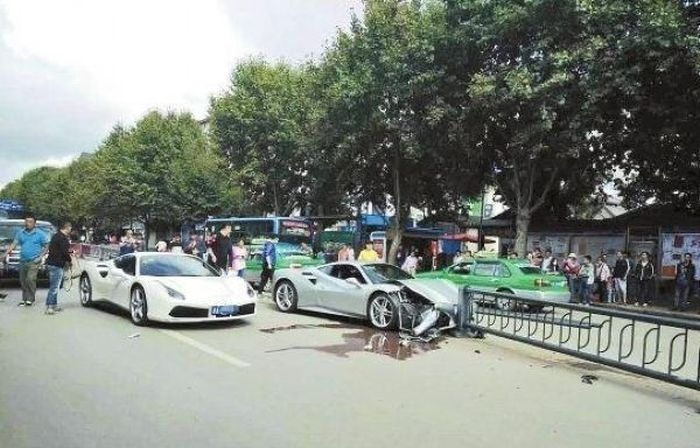 Пытаясь спасти щенка, китайцы разбили два суперкара Ferrari