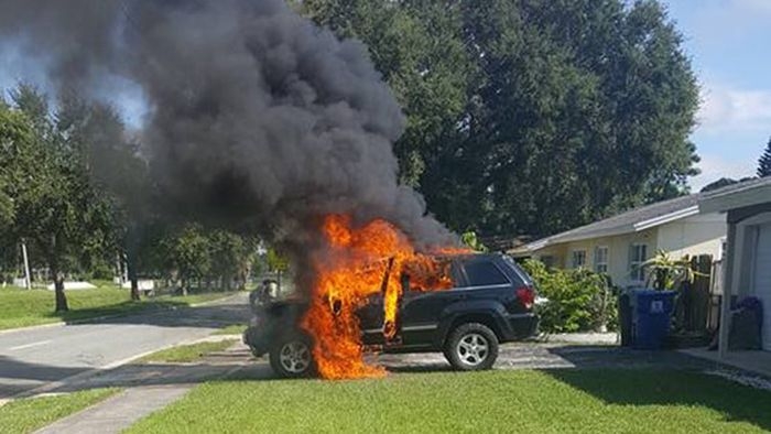У американца сгорел автомобиль из-за оставленного в ней на зарядке смартфона