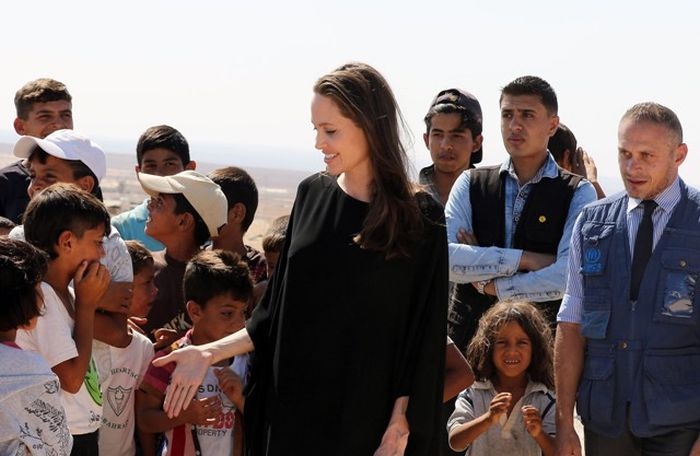 Анжелина Джоли оказалась в центре скандала из-за посещения лагеря беженцев без бюстгальтера