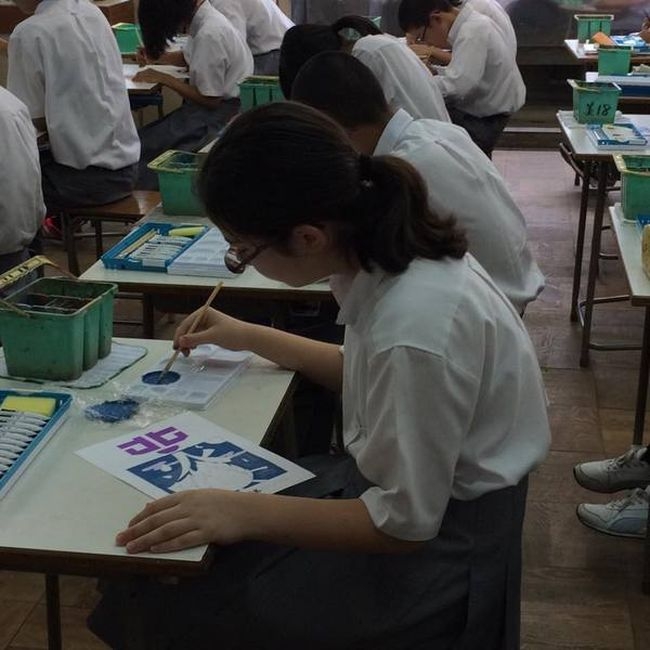 Как проходят уроки рисования в обычной японской школе