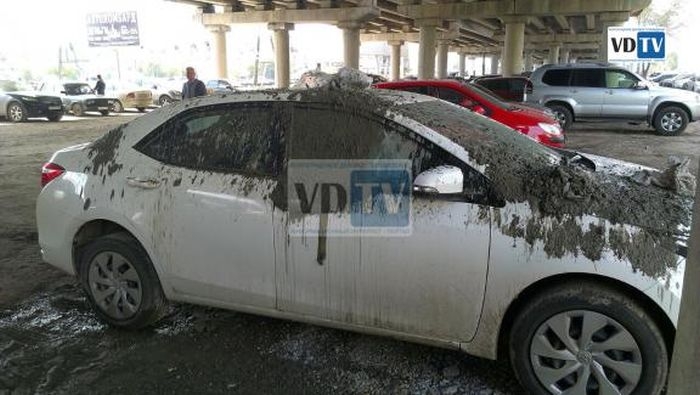 В Волгограде неправильно припаркованный автомобиль прокурора случайно залили бетоном