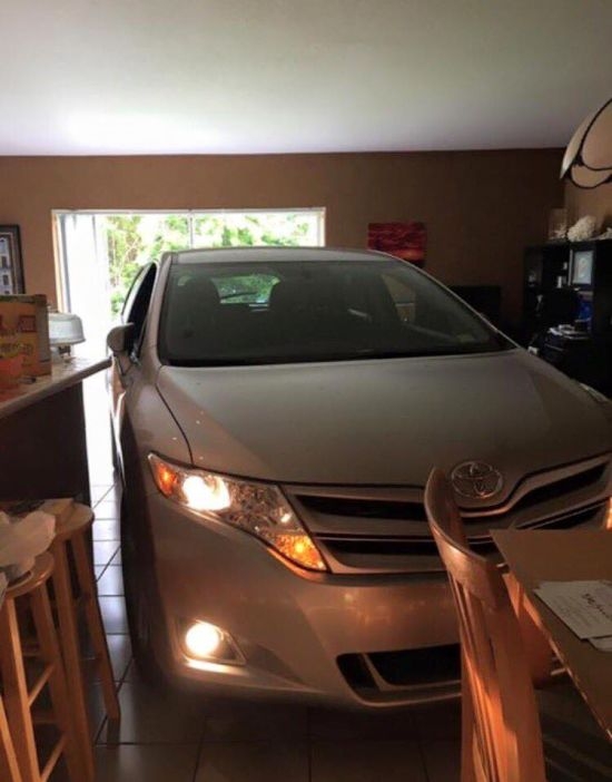 Хозяин спрятал автомобиль от урагана «Мэтью» в гостиной