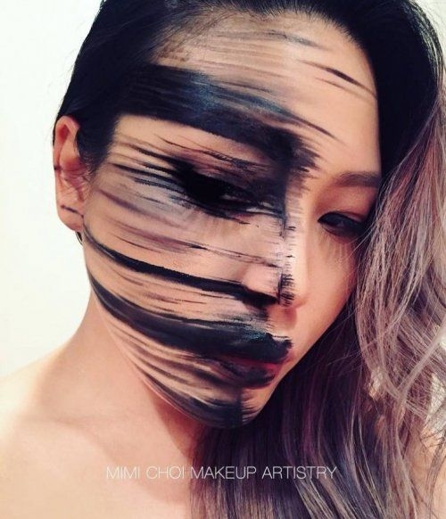 Зрелищные иллюзии на лице девушки-визажиста