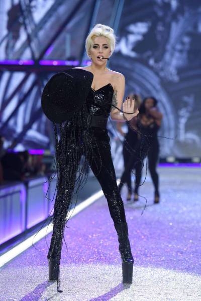 В Париже прошел показ коллекции нижнего белья Victoria’s Secret 2016