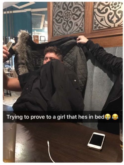 Парень сделал оригинальное фото, чтобы его девушка поверила в то, что он уже в постели