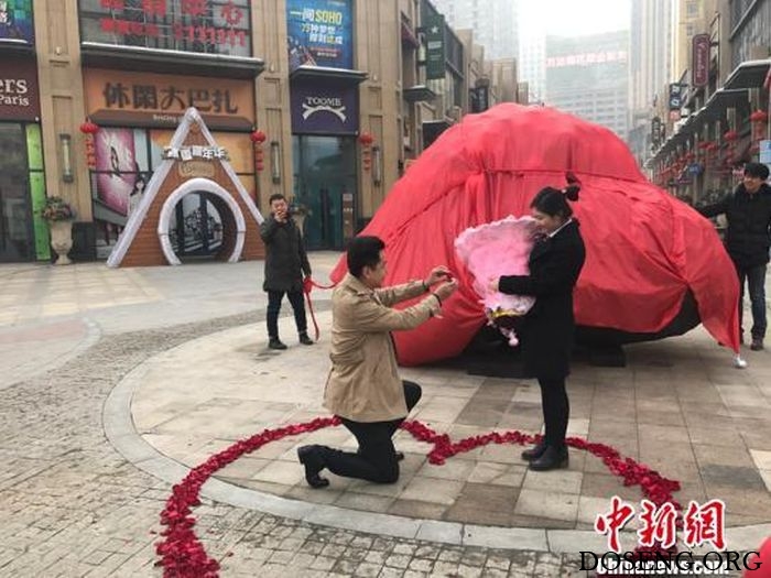 Китаец сделал предложение своей девушке и подарил ей 33-тонный камень