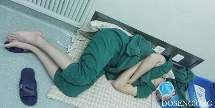 Китайский хирург, отработавший 28 часов, лег спать прямо в больничном корид ...