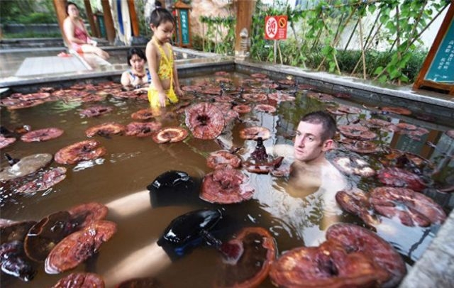 В Китае пользуются популярностью ванны с необычным наполнением