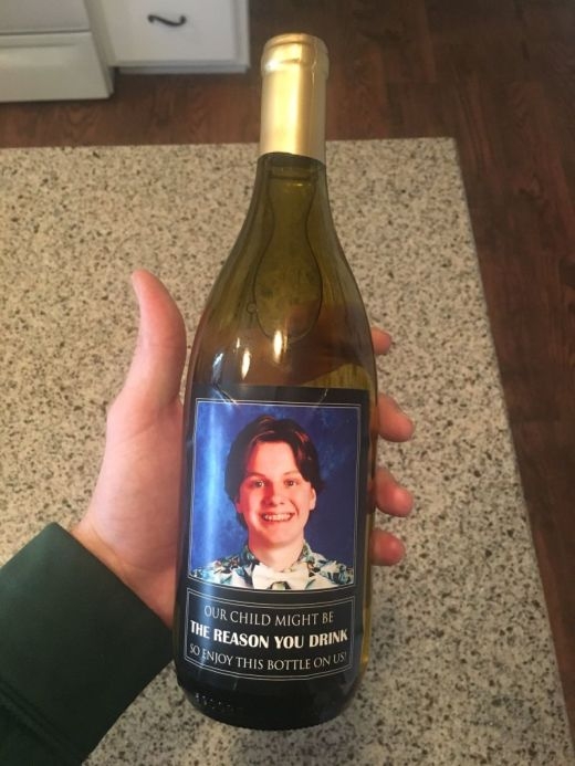 Родители подарили учителям своего сына бутылки вина с его фотографией