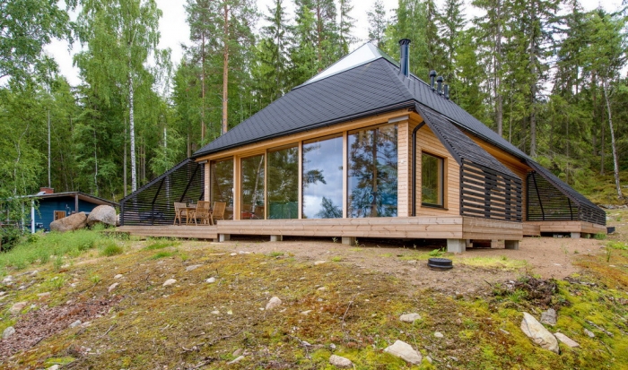 Деревянный дом-пирамида на берегу озера в Финляндии