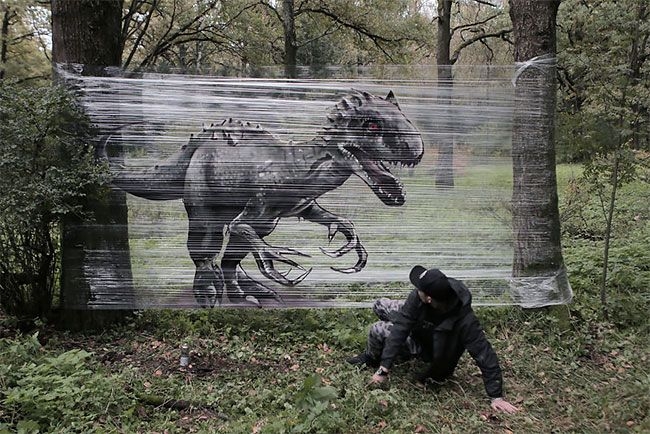 Московский художник рисует гигантских зверей на полиэтиленовой пленке