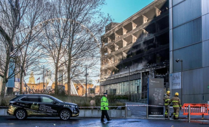 До 1600 автомобилей сожжены до тла на многоэтажной парковке в Ливерпуле