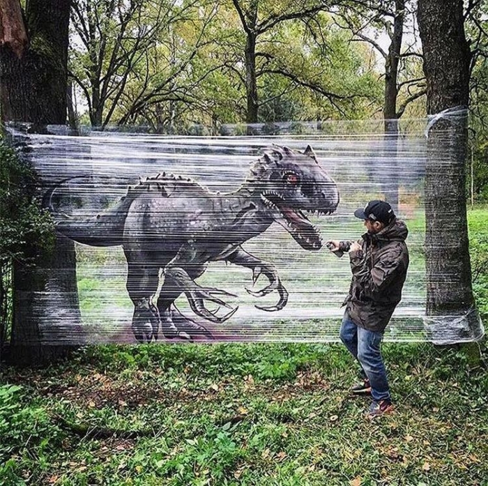 Московский художник рисует гигантских зверей на полиэтиленовой пленке