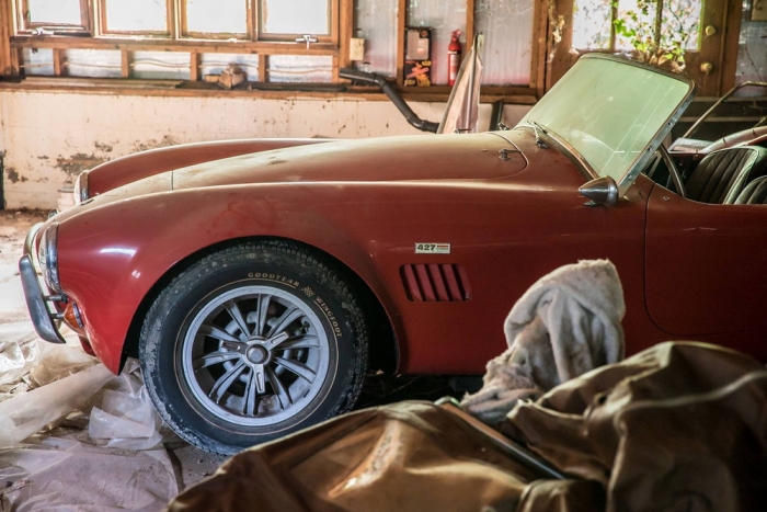 Ferrari 275 GTB и Shelby Cobra за $38 млн обнаружили в гараже заброшенного дома