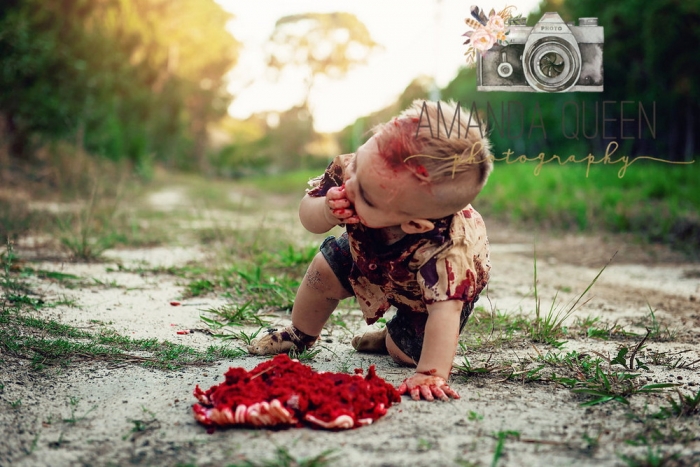 Мама устроила зомби-фотосессию на первый день рождения сына