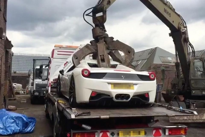 Британская полиция уничтожила конфискованный Ferrari