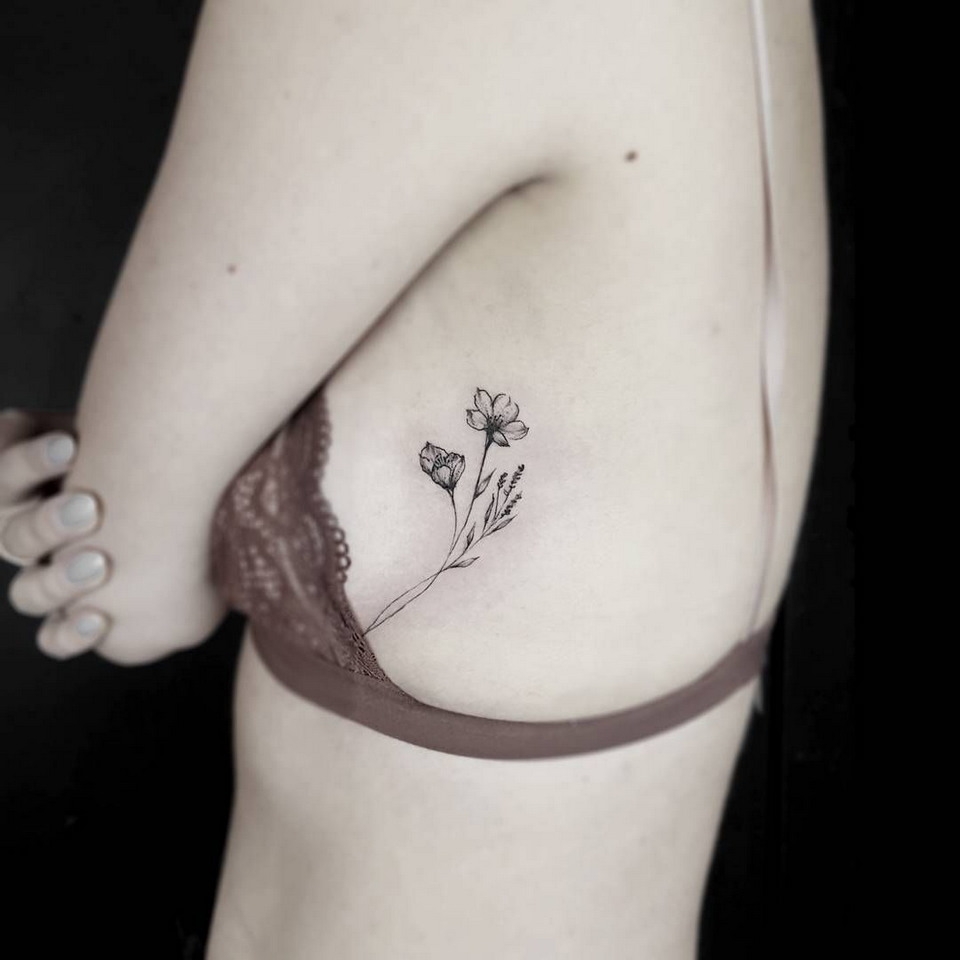 Sideboob tattoo новая модная тенденция татуировок среди девушек.