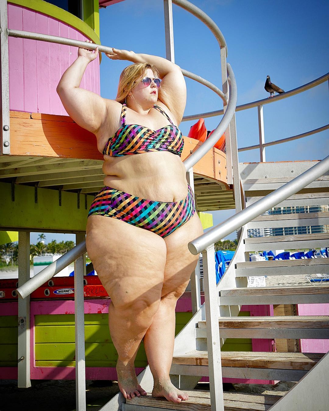 Жирная женщина в купальном костюме