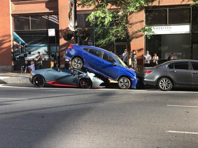 Кабриолет Lamborghini Huracan заехал под припаркованный автомобиль