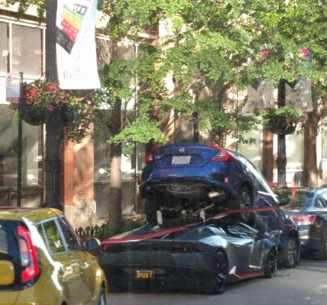 Кабриолет Lamborghini Huracan заехал под припаркованный автомобиль