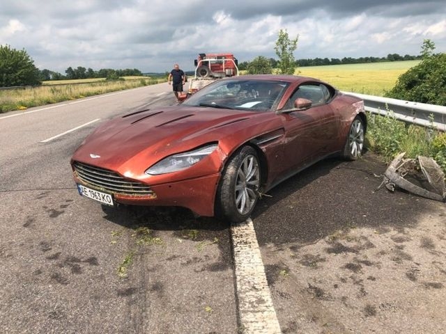     Aston Martin DB11      ...