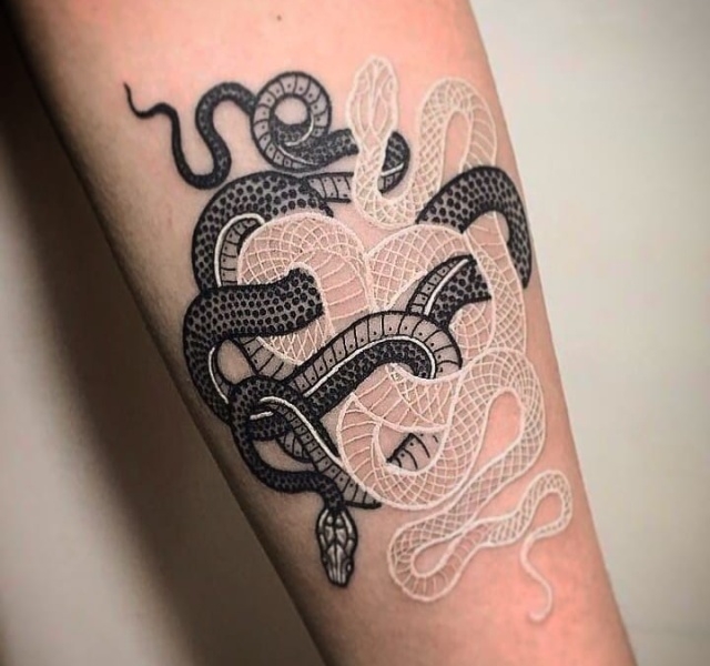 Необычные татуировки с использованием белых чернил