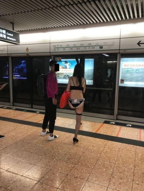 Раскованная девушка в метро Гонконга