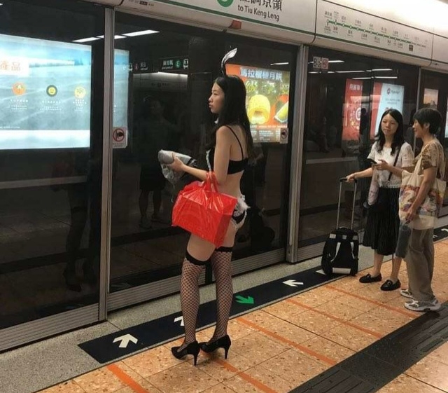 Раскованная девушка в метро Гонконга