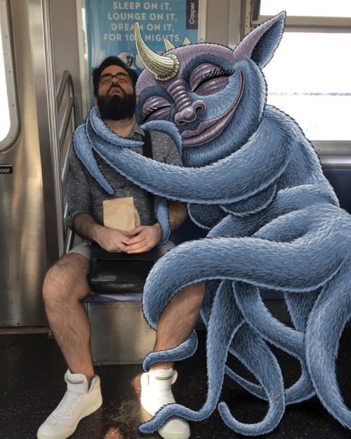 Забавные монстры, преследующие людей в метро
